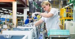 Робочий конвеєра заводу SAMSUNG